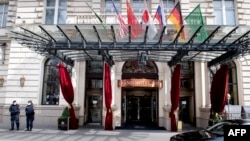 奥地利警察在维也纳大酒店前站岗执勤。(2021年4月6日)