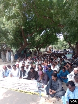 2024年10月20日,在巴基斯坦塔帕卡的伊斯拉姆科特,抗议者在助理专员位于伊斯拉姆科特的办公室附近举行静坐示威,要求重新审视中巴经济走廊 (CPEC)。