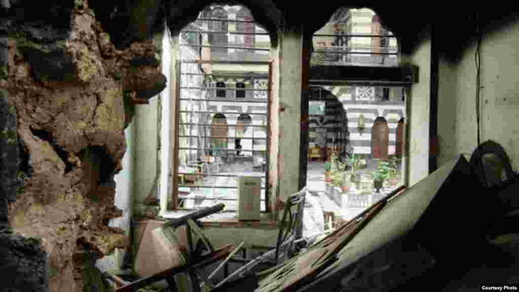 Một khoảng sân chụp từ trong một căn phòng bị phá hủy ở thành phố Homs sau các vụ pháo kích của lực lượng chính phủ Syria, ngày 16/1/2013.