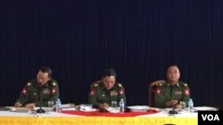 ရန်ကုန်တိုင်းစစ်ဌာနချုပ်မှာ တပ်မတော် သတင်းမှန်ပြန်ကြားရေးအဖွဲ့ရဲ့ အပစ်ရပ် ၂ လ တာကာလ သတင်းစာရှင်းလင်းပွဲ။ ဝဲမှယာ - ဗိုလ်ချုပ် ထွန်းထွန်းညီ၊ ဗိုလ်ချုပ်စိုးနိုင်ဦး၊ ဗိုလ်မှူးချုပ် ဇော်မင်းထွန်း (ဖေဖေါ်ဝါရီ ၂၃၊ ၂၀၁၉)