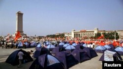 1989年6月3日,示威学生们在天安门广场上安营扎寨,第二天的武力镇压导致国际制裁中国政府