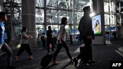 戴着口罩的旅客抵达泰国曼谷的素万那普国际机场。(2020年1月24日)