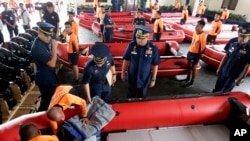 Lực lượng tuần duyên Philippines chuẩn bị ứng phó với bão Haiyan.