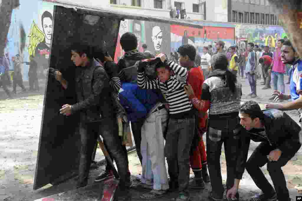 Người biểu tình chống Tổng thống Ai Cập Mohammed Morsi trong vụ đụng độ với phe ủng hộ ông Morsi gần Quảng trường Tahrir, ngày 23/11/2012.