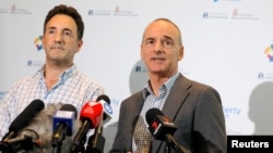 澳大利亚墨尔本皇家医院的布鲁斯医生(左)和彼得·多赫迪传染与免疫研究所副主任麦克·卡顿在新闻发布会上宣布成功已经成功培植出实验室版本的新型冠状病毒。(2020年1月28日))