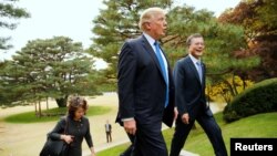 2017年11月7日,美国总统川普和韩国总统文在寅在韩国首尔的总统府青瓦台散步。