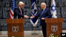 TT Mỹ Donald Trump, bên trái, bắt tay TT Israel Reuven Rivlin sau khi đọc tuyên bố hôm thứ Hai 22/5/2017, ở Jerusalem. (AP Photo/Evan Vucci)