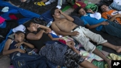 在墨西哥皮希希亚潘休息的洪都拉斯移民。(2018年10月25日)