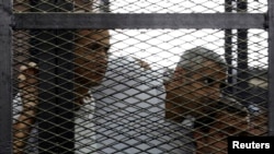 2014年6月23日格里斯特,法赫米以及艾哈迈德在埃及开罗一家法庭聆听判决