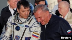 资料照:俄罗斯航天国家集团公司主管尤里·鲍里索夫(Yuri Borisov)在哈萨克斯坦的一个航天发射场跟准备登上联盟号MS-24航天器的宇航员奥列格·科诺年科在一起。(2023年9月15日)