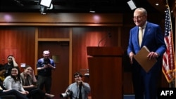 美国会参议院通过了一项对乌克兰、以色列和台湾等盟友的援助开支法案。参议院多数党领袖查克·舒默(Chuck Schumer 右)在国会大厦举行记者会。(2024年2月13日)