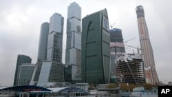 Tháp Mercury City (phải) đang trong tiến trình xây dựng