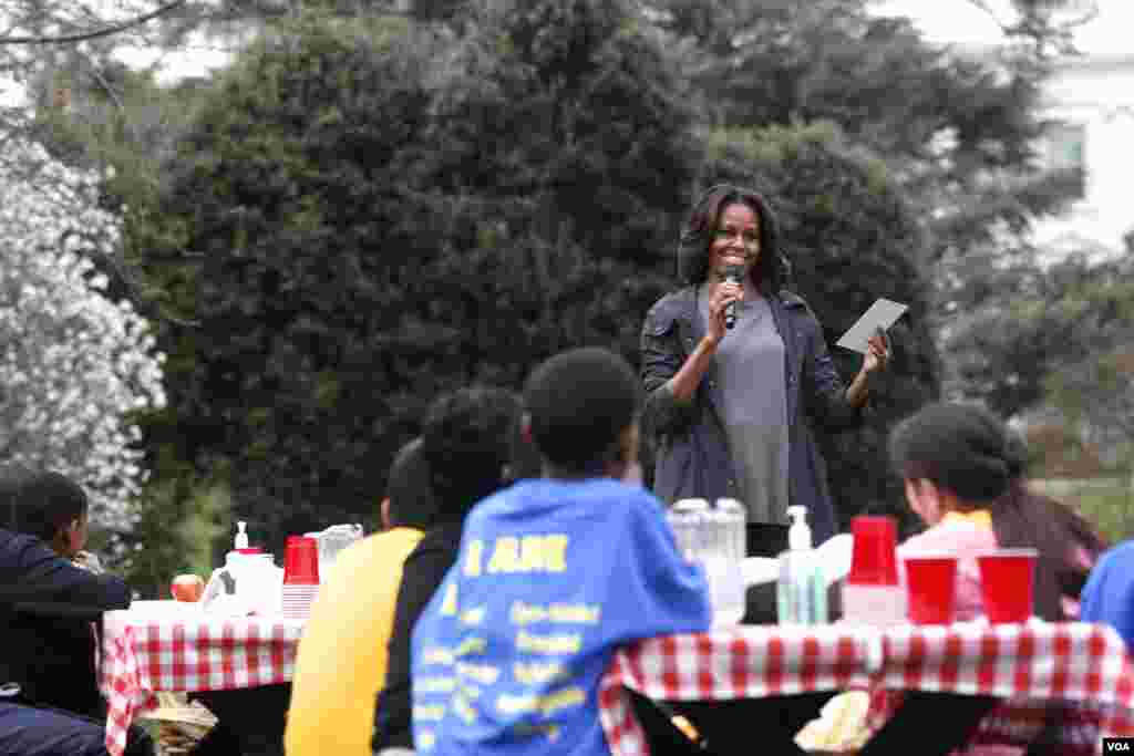 美国第一夫人白宫种菜推动全民健康(美国之音常晓拍摄)