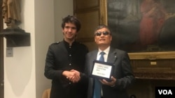 葡萄牙里斯本和埃斯托利尔电影节“反抗”论坛活动主办人布兰柯(Juan Branco)(左)在美国天主教大学为中国人权活动人士陈光诚(右)授予特别贡献奖(2019年10月31日)。