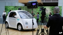 Waymo无人驾驶汽车2016年12月13日在旧金山举行的Google活动中展出。