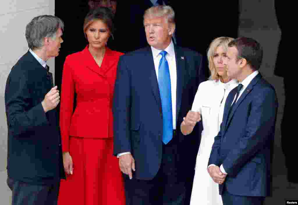 2017年7月13日,法国总统马克龙和夫人,美国总统川普和夫人参加欢迎仪式。