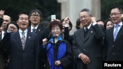 国民党主席洪秀柱(女),国民党副主席詹启贤(右起第二人),国民党政策会执行长蔡正元(右起第一人)等人在南京中山陵(2016年10月31日)