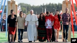 天主教教宗方济各在波兰第二大城市克拉科夫附近同青年在一起(2016年7月30日)