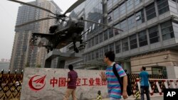 行人从中国航天工业集团的北京办公楼外走过。(资料照)