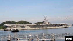 美国海军在一份声明中说,尼米兹号和里根号正在南中国海进行军事行动和军演,以“支持自由和开放的印度太平洋”。图为里根号航母抵达日本横须贺港展开常驻使命。(美国海军2015年10月1日资料照)