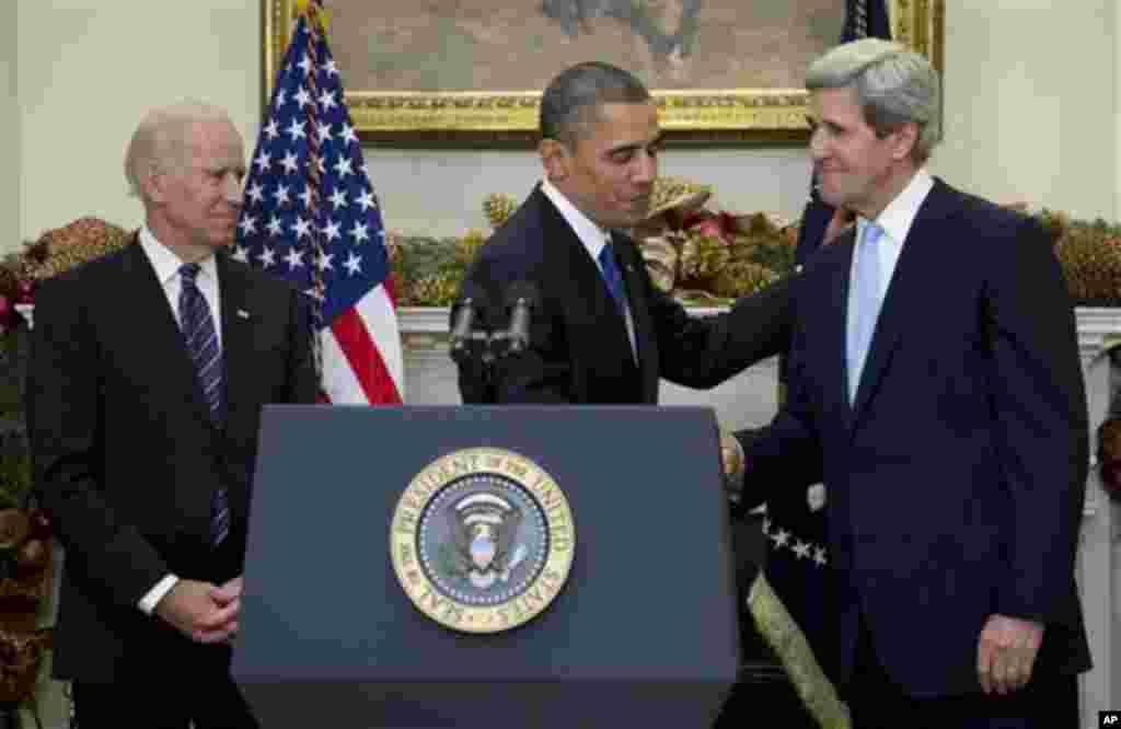 2012年12月21日,奥巴马总统在白宫罗斯福室和克里参议员握手,拜登副总统在旁观看。奥巴马提名克里为下任国务卿。