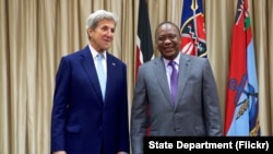 2016年8月22日,美国国务卿克里与肯尼亚总统肯尼塔在会见开始前在肯尼亚内罗毕国宾馆前面合影。