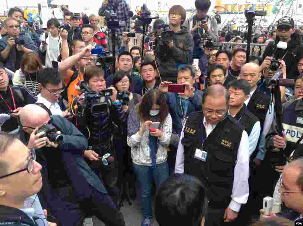 高等法院执达主任在金钟中信大厦展开清理障碍物行动(美国之音海彦拍摄)