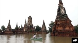 Personnel from the U.S. Public Health Service during a meeting in the staff reporting tent of the Monrovia Medical Unit, near Monrovia, Liberia, Nov. 4, 2014. (Sgt. 1st Class Nathan Hoskins/DOD)