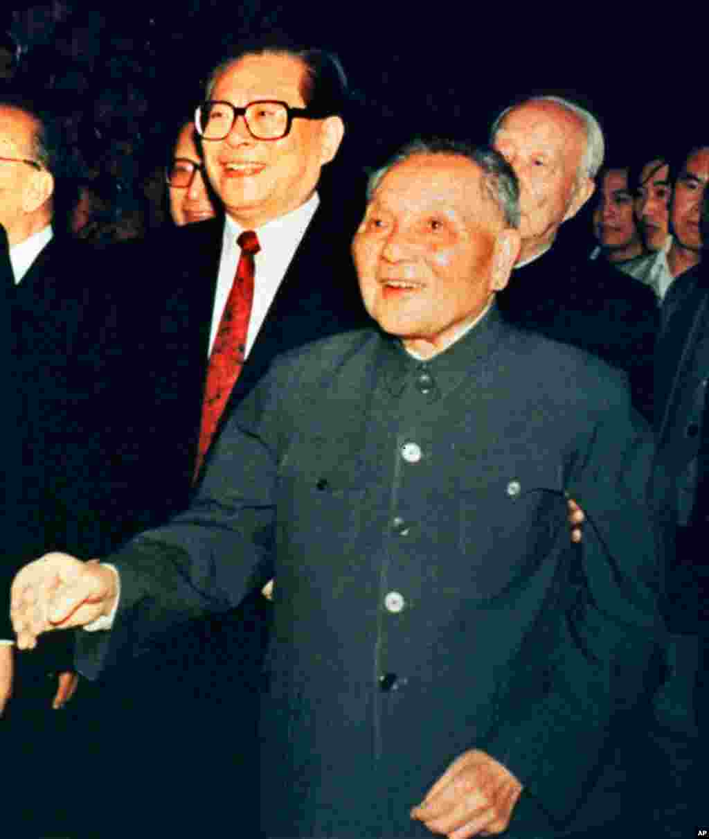 1992年10月19日,中国领导人邓小平和中共总书记江泽民会见中央委员会成员。这张图片上没有当时在邓小平左侧的胡锦涛,而后来发表的在同一场合的另一张图上,有胡锦涛和邓小平握手,却没有当时站在中间的江泽民。这些情况,且听下回分解,随着本图集的更新,会有相关照片和说明。