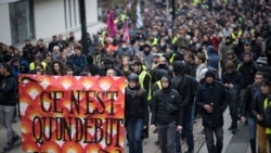 在法国南特,抗议者举着“一切刚刚开始”的横幅,游行纪念“黄背心”运动爆发一周年。(2019年11月16日)