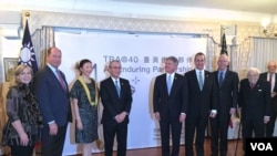 台湾驻美代表高硕泰(左四)夫妇与嘉宾2019年3月6日在双橡园为启动《台湾关系法》四十周年系列纪念活动揭幕(美国之音钟辰芳拍摄)