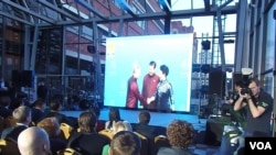 在莫斯科最近的一个商务活动上,播放两国领袖会晤视频,凸显俄中友好。(美国之音白桦拍摄)