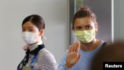 白俄罗斯短跑选手茨马努斯卡娅2021年8月4日在登机飞往维也纳前挥手致意(路透社)