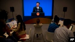 资料照:中国记者在媒体中心听中国领导人习近平在北京的国家会议中心讲话。(2017年5月15日)