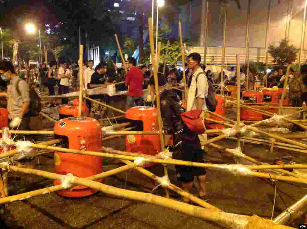 占领人士星期一晚在金钟道上架设和加固路障 (美国之音海彦拍摄)