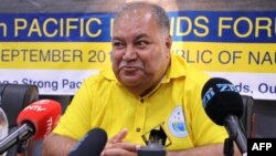 瑙鲁总统巴伦·瓦卡参加太平洋岛国论坛的新闻发布会。(2018年9月3日)