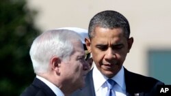 2011年6月30日,美国总统奥巴马(右)和当时的国防部长盖茨(左)出席典礼仪式的资料照片。