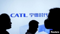 资料照:中国电池制造商宁德时代2023年4月18日在上海车展的标志。(路透社)