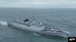 2024년 5월 24일 중국 인민해방군이 장소 미정으로 공개한 해군 함정의 훈련 모습