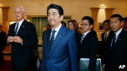 日本首相安倍晋三(中)在波士顿参观肯尼迪图书馆暨博物馆(2015年4月26日)