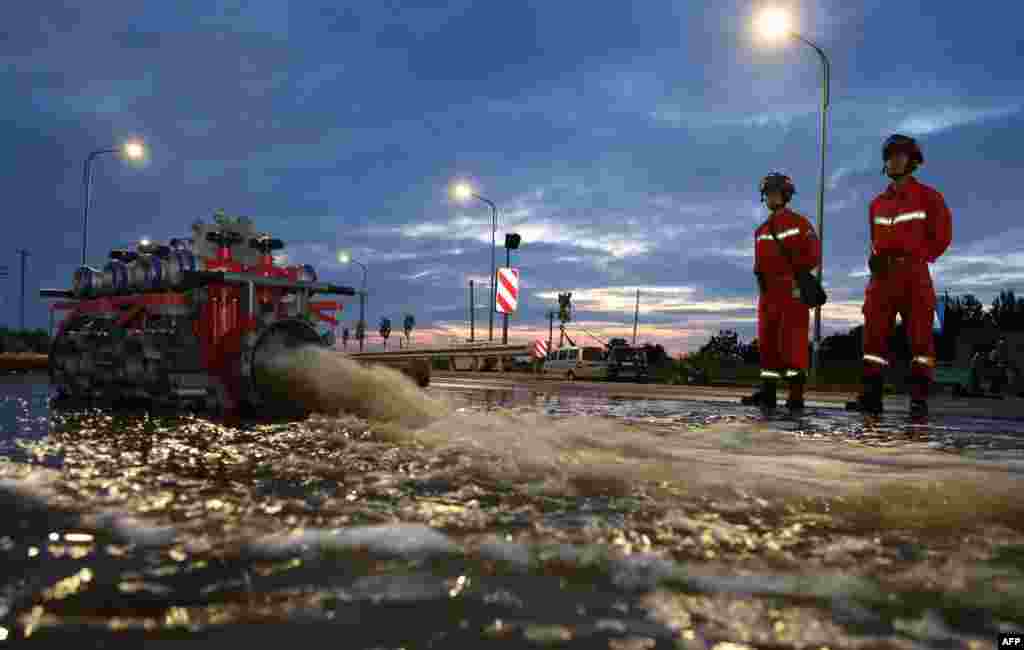 2018年8月27日,中国山东省寿光市,在台风和水库泄洪造成的泥水中,消防队员用机械在菜地里抽水。据当地媒体报道,台风温比亚在山东造成至少24人死亡,3人失踪。在本网的问卷调查中,对于议题“山东三水库同时泄洪导致或加剧寿光水灾,你认为水库当局有错有责吗?”有80%的投票者选择“有,事先不及时放水或放水不够,暴雨时泄洪”。但中国的新京报8月24日报道说:“潍坊市防汛抗旱指挥部办公室主任、水利局局长周寿宗表示,8月13日至8月19日弥河流域的冶源、黑虎山、嵩山三座水库已下泄洪水2094.58万立方米”。