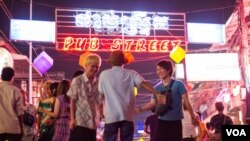在柬埔寨旅游城市暹粒市的酒吧街(2015年3月19日)