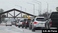 资料照:2022年7月30日,汽车排队进入阿拉斯加州的埃尔门多夫-理查森联合基地博尼法斯大门,参加“北极雷霆”开放日活动。