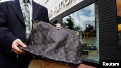 资料照:在马里兰州切维蔡斯的一家路易威登商店外,向摄影师展示的一个从中国在线网站购买并发货的假冒 LVMH 手提包。(路透社)