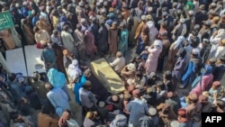 2024年10月11日,在巴基斯坦西南部俾路支省杜基地区,煤矿工人和劳工抬着在夜间袭击中丧生的受害者的棺材参加抗议这次杀戮的活动。