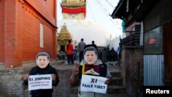 藏族人戴着中国国家主席习近平的面具在尼泊尔的加德满都抗议中共十九大和他们所说的习近平的压迫性统治(2017年10月18日))