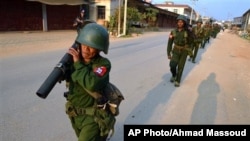缅军士兵扛着榴弹发射器在果敢巡逻。(缅甸十一传媒集团提供,2015年2月17日)