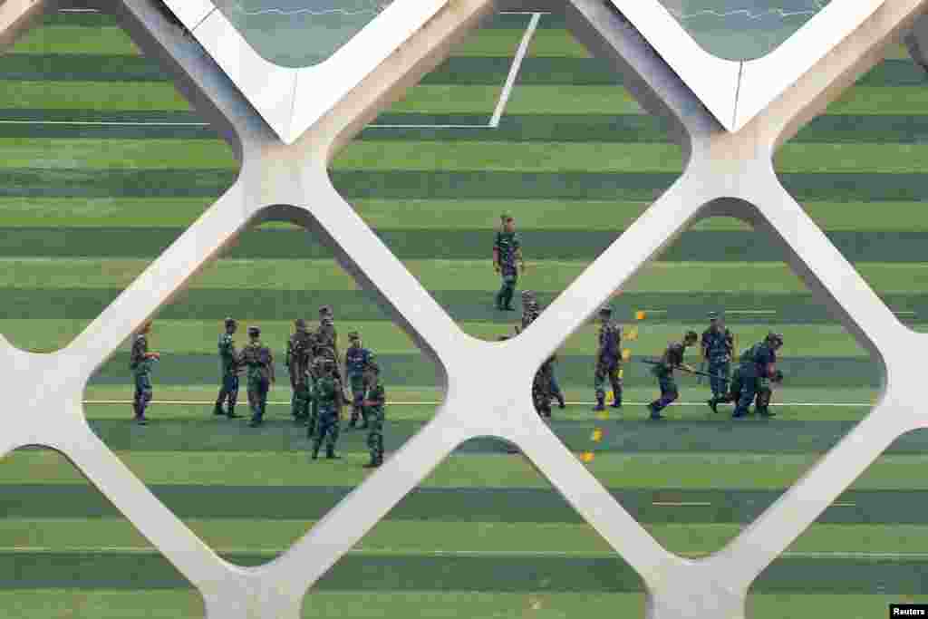 2019年8月15日,比邻中国香港的深圳湾体育中心,中国武警正在进行演练。(路透社图片)