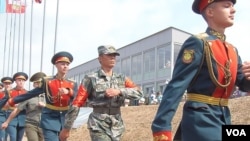 在8月份奥卡河上有中国工程部队参加的俄罗斯国际军事比赛中,比赛开幕式上的俄中仪仗兵。