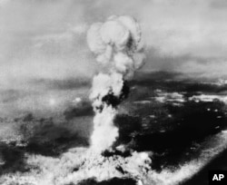 Foto yang diambil oleh Angkatan Udara AS dari kota Yoshiura di sisi lain gunung di utara Hiroshima, Jepang, menunjukkan asap yang mengepul akibat ledakan bom atom di Hiroshima, 6 Agustus 1945. (AP/Angkatan Udara AS)
